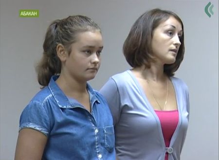 Лера Семенова и ее мама в суде. Кадр телеканала ТВ-7